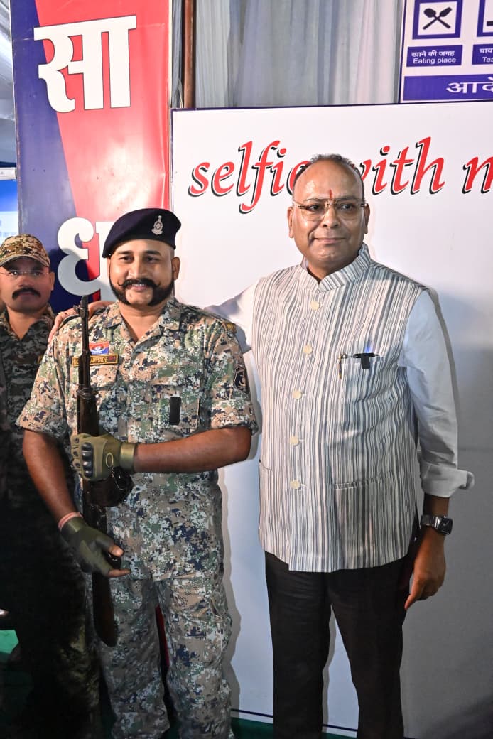 पुलिसकर्मी के साथ खड़े हुए कुरुद विधायक अजय चंद्राकर.