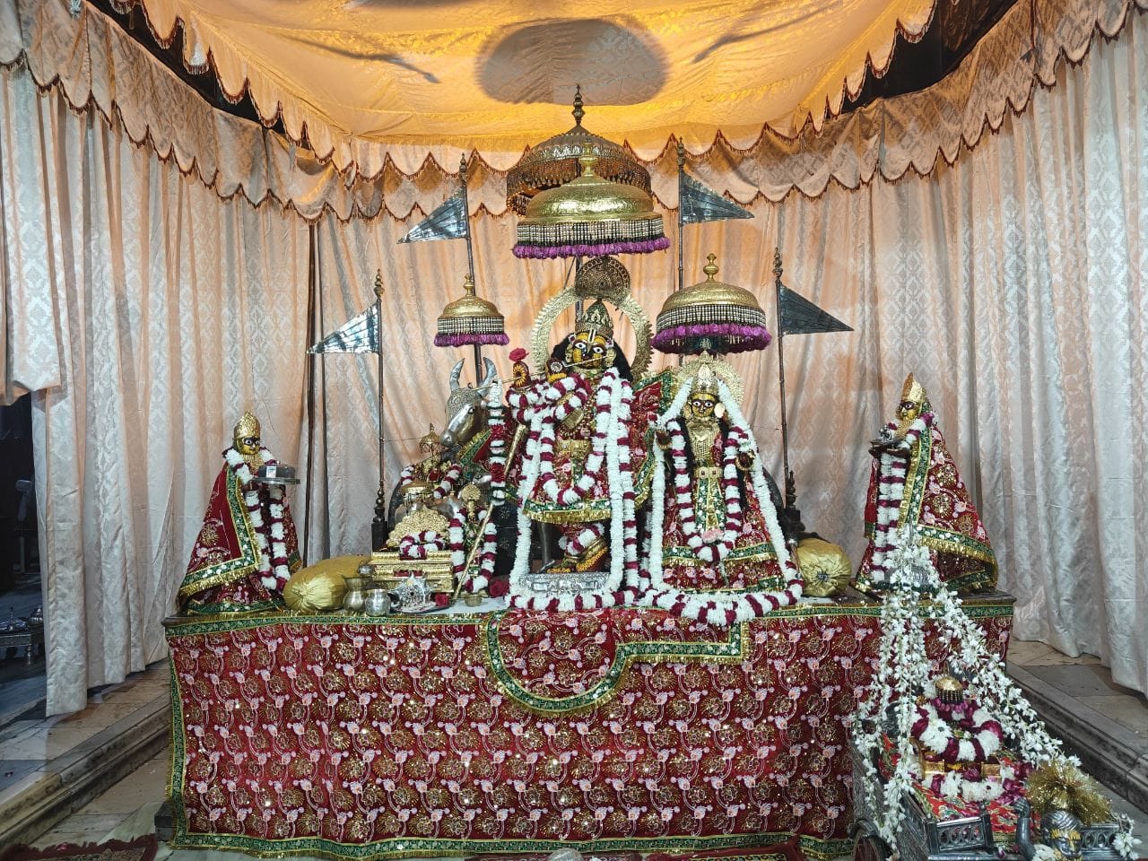 रास पूर्णिमा पर सुनहरे पार्चे की ल्रप्पा जामा पोशाक धारण करेंगे ठाकुर जी रास पूर्णिमा पर सुनहरे पार्चे की ल्रप्पा जामा पोशाक धारण करेंगे ठाकुर जी