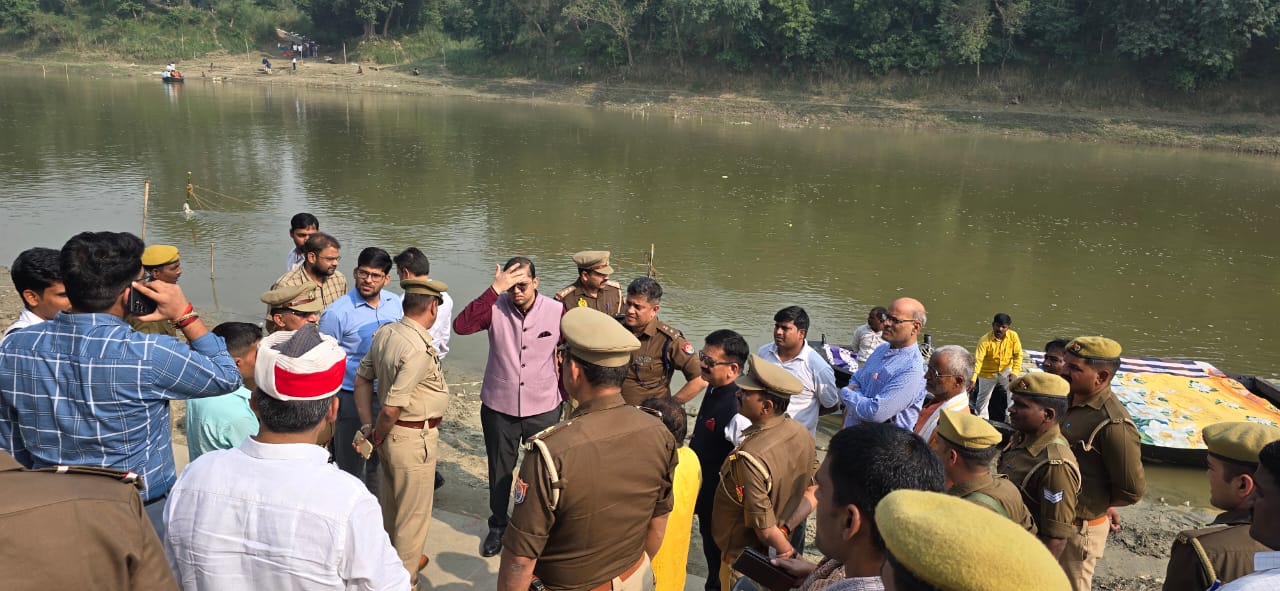 पुलिस अधीक्षक डॉ कौस्तुभ और जिलाधिकारी डॉ दिनेश चंद्र सिंह घाट का निरक्षण करते हुए पुलिस अधीक्षक डॉ कौस्तुभ और जिलाधिकारी डॉ दिनेश चंद्र सिंह घाट का निरक्षण करते हुए