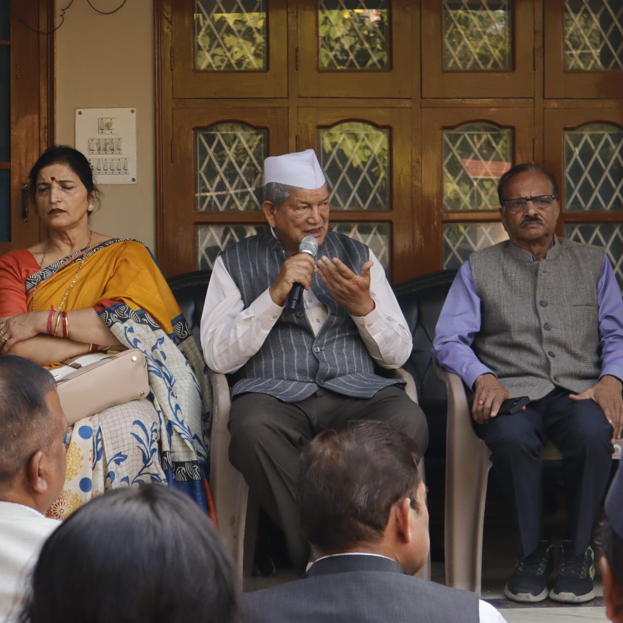 मीडिया से बातचीत करते हरीश रावत।