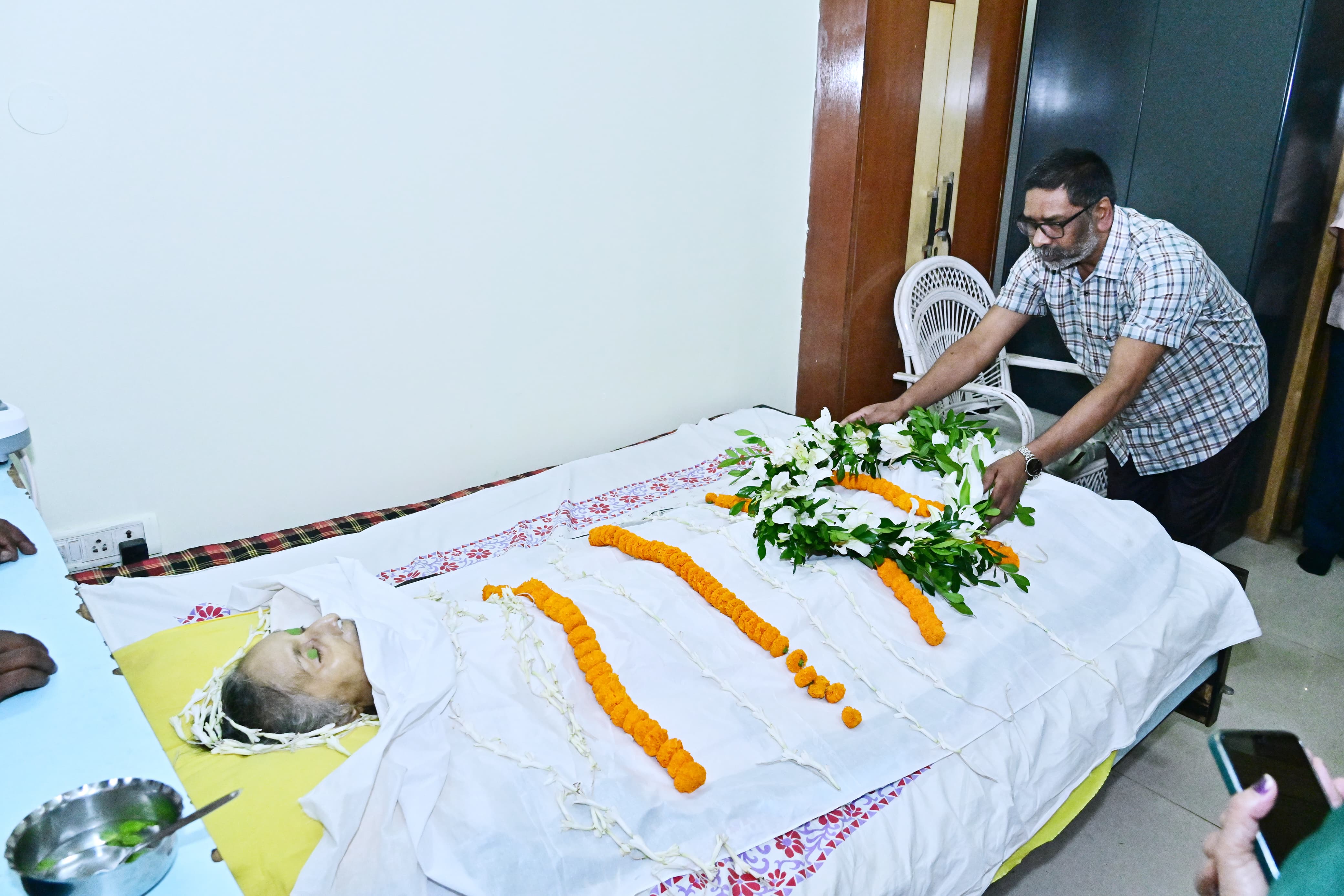 मुख्यमंत्री श्रद्धांजलि देते हुए