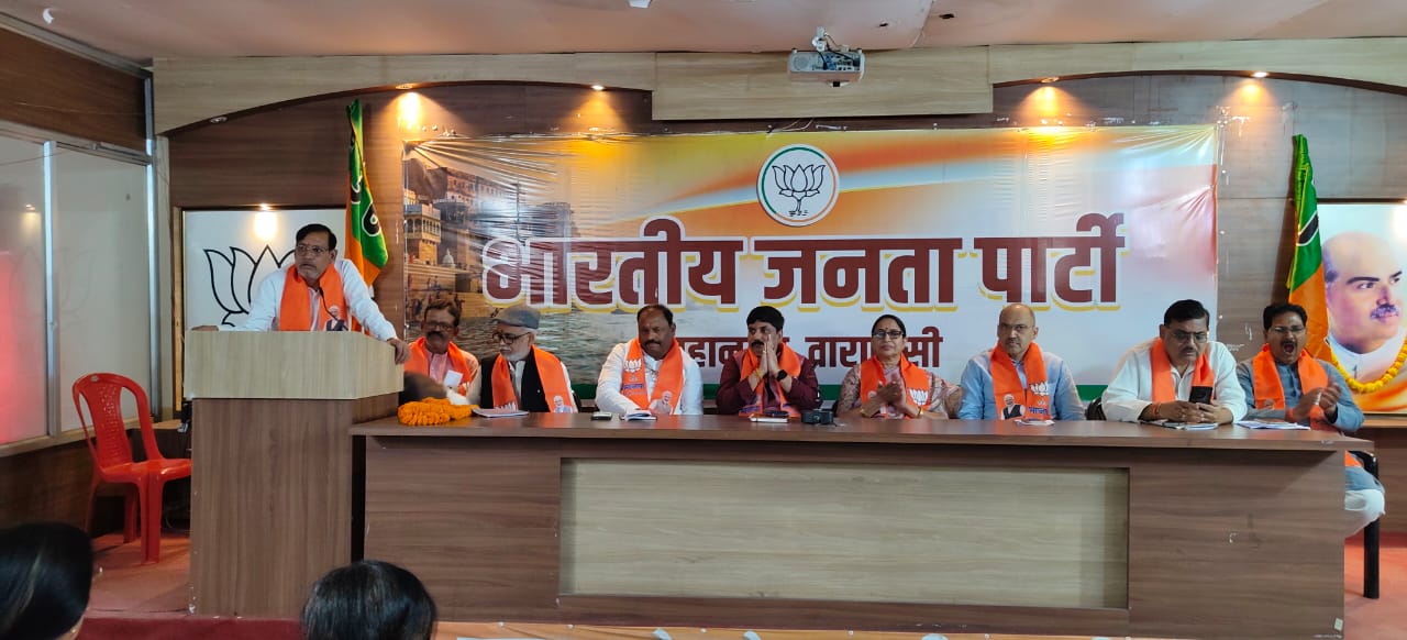 महानगर अध्यक्ष प्रदीप अग्रहरि बैठक करते हुए महानगर अध्यक्ष प्रदीप अग्रहरि बैठक करते हुए