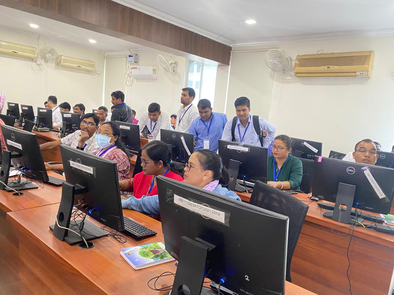 प्रश‍िक्षण कार्यक्रम में जुटे पदाधिकारी कर्मचारियों की तस्‍वीर