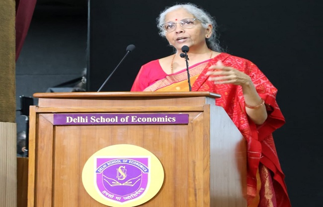 दिल्ली स्कूल ऑफ इकोनॉमिक्स में छात्रों को संबोधित करते हुए सीतारमण