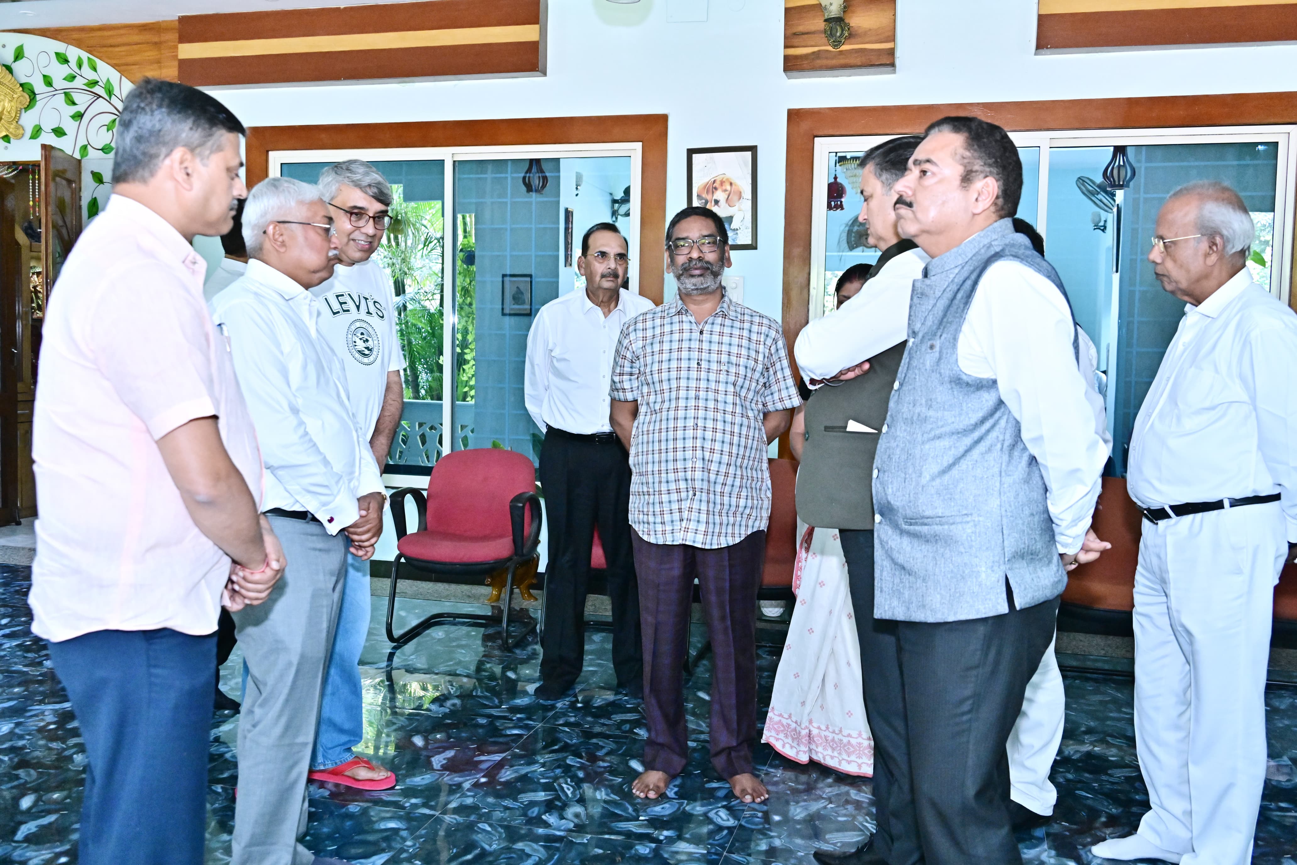 मुख्यमंत्री सहित अन्य लोग