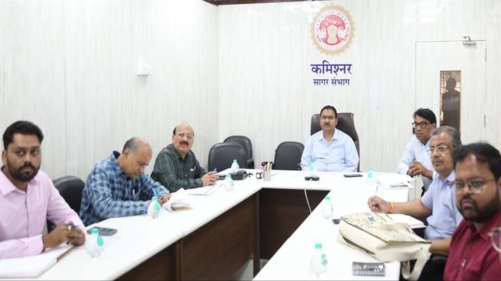 सागरः कमिश्नर ने की स्मार्ट सिटी योजना के कार्यों की समीक्षा सागरः कमिश्नर ने की स्मार्ट सिटी योजना के कार्यों की समीक्षा