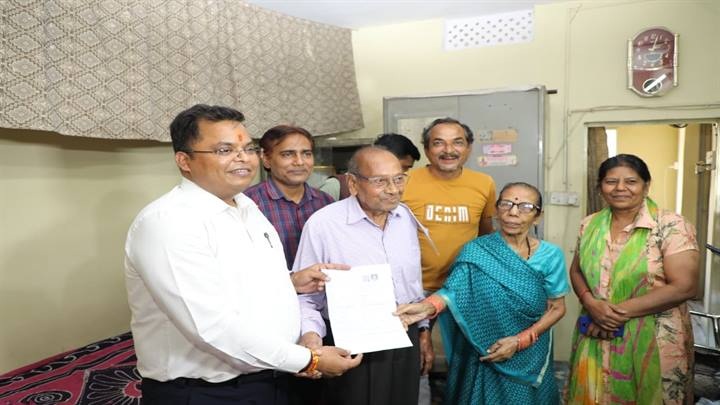 मतदाता सूची के विशेष गहन पुनरीक्षण के तहत घर-घर गणना प्रपत्र वितरण का कार्य शुरू मतदाता सूची के विशेष गहन पुनरीक्षण के तहत घर-घर गणना प्रपत्र वितरण का कार्य शुरू