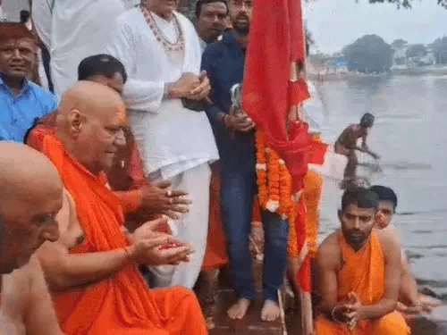 पुष्कर के सप्त ऋषि घाट पर वैदिक मंत्रोच्चार के बीच पूजा अर्चना की गई।