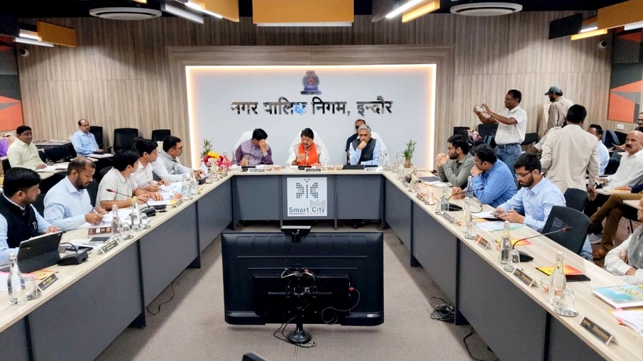 इंदौर में अधिकारियों की बैठक इंदौर में अधिकारियों की बैठक