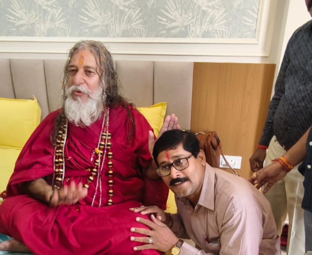 स्वामी विश्वात्मा नन्द जी महाराज जी से आशीर्वाद लेते हुए स्वामी विश्वात्मा नन्द जी महाराज जी से आशीर्वाद लेते हुए