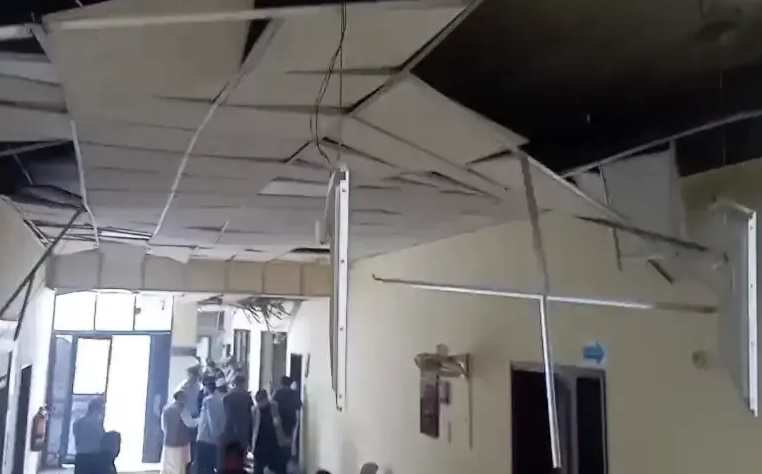 पाकिस्तान के उच्चतम न्यायालय परिसर में विस्फोट का यह फोटो डान अखबार ने खबर के साथ अपलोड किया है।