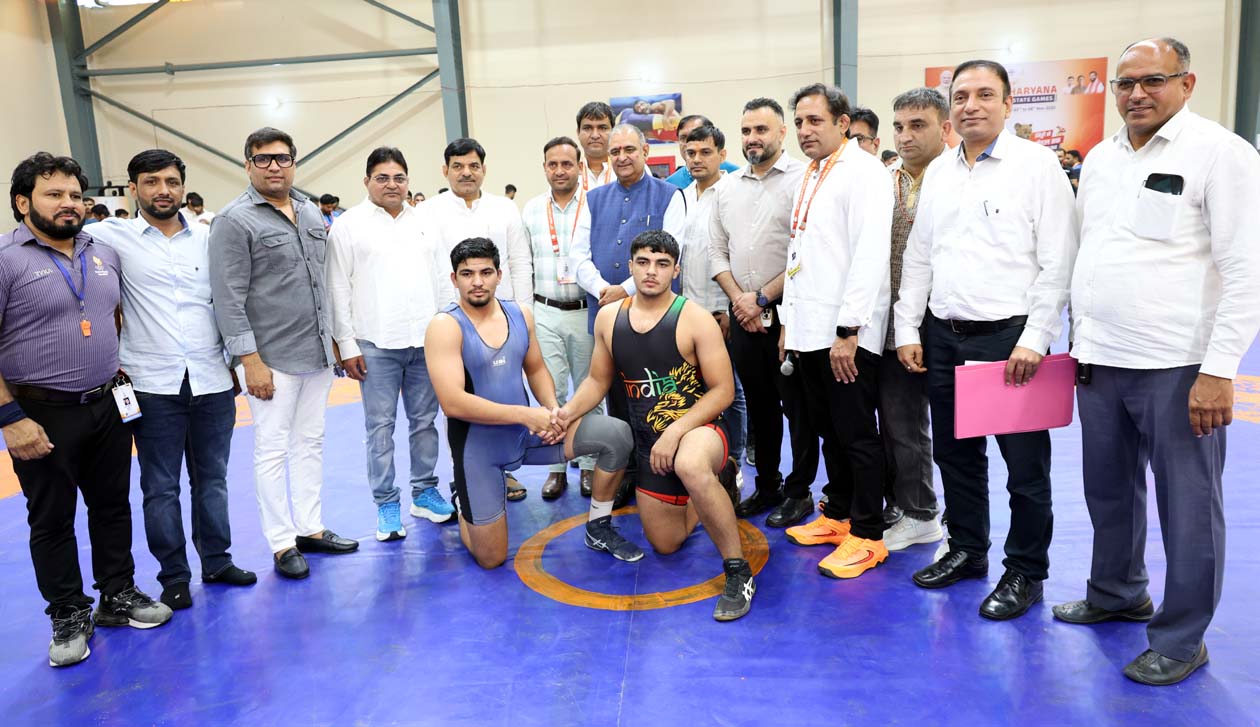 कुलपति प्रो. बीआर कम्बोज प्रतियोगिता के शुभारंभ अवसर पर प्रतिभागियों के साथ।