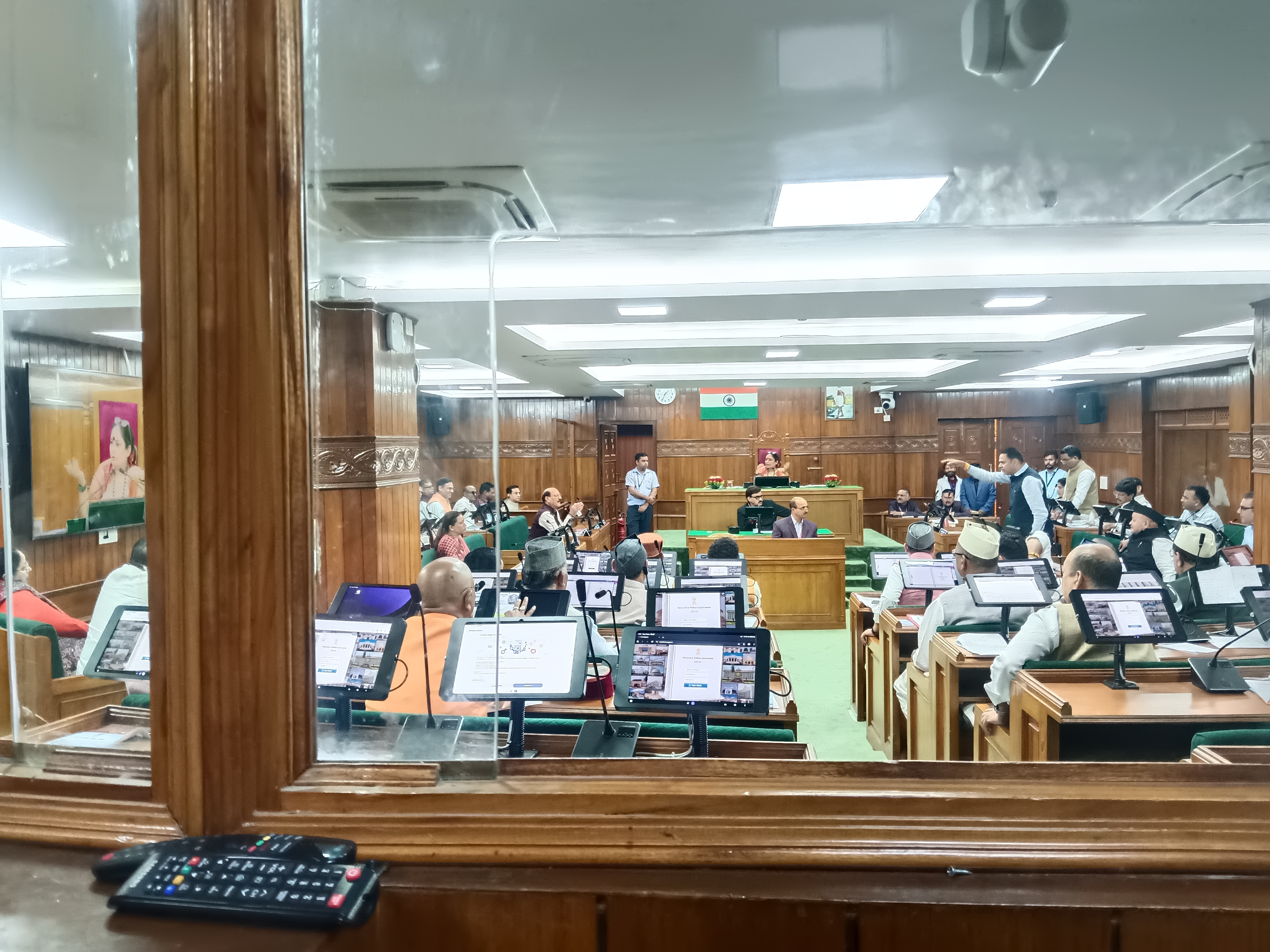 विधानसभा में चर्चा करते विधायक विधानसभा में चर्चा करते विधायक