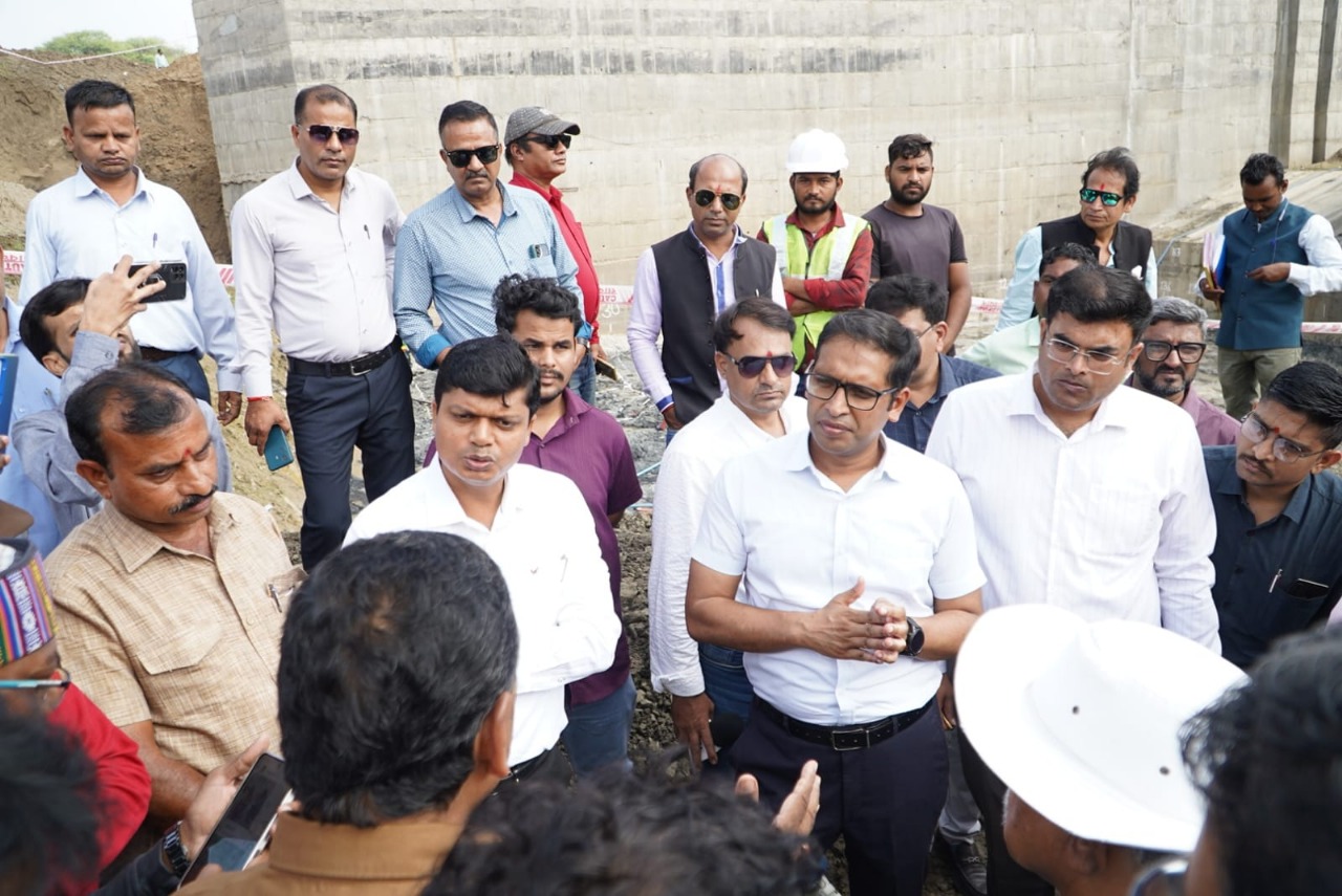 योजनाओं की जानकारी देते अधिकारी योजनाओं की जानकारी देते अधिकारी