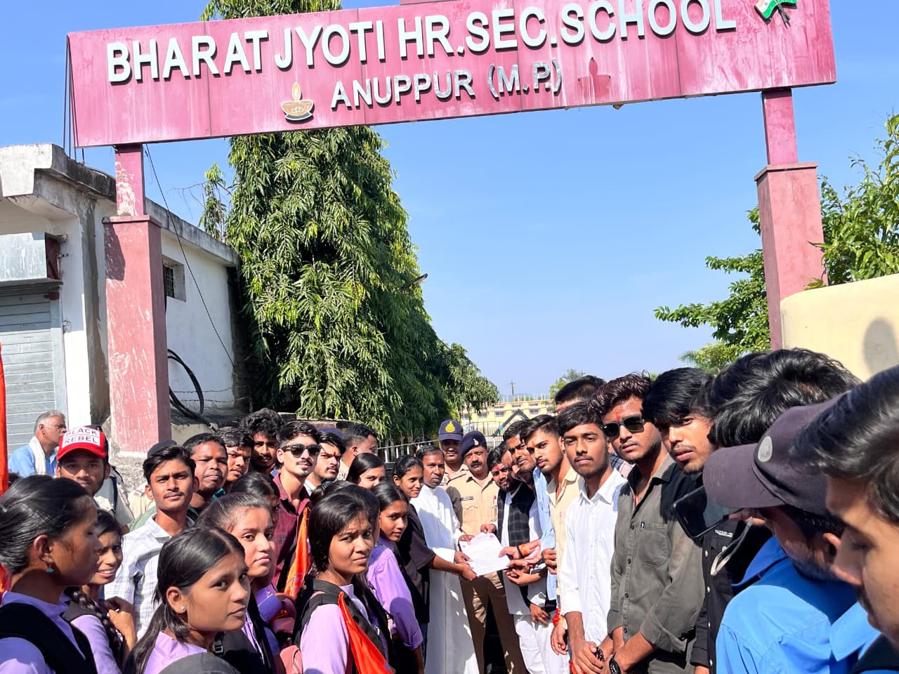 शिकायती पत्र देते अभाविप के लाेग शिकायती पत्र देते अभाविप के लाेग