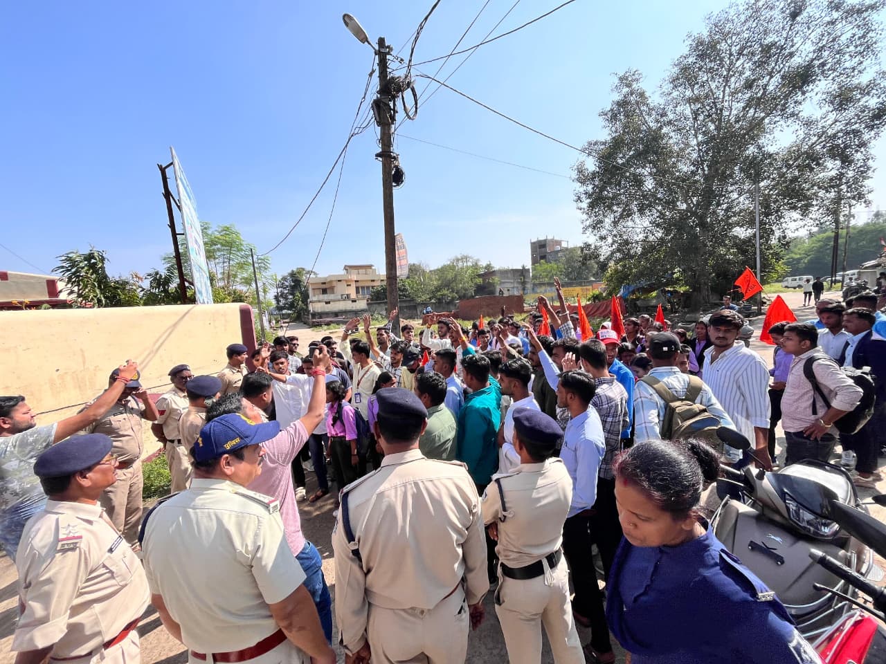 घेराव करते हुए अभाविप घेराव करते हुए अभाविप