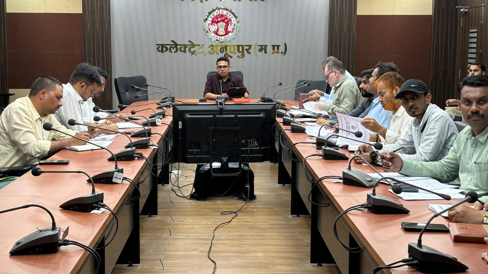 नगरीय निकाय प्रगतिरत कार्यों की समीक्षा करते हुए कलेक्टर नगरीय निकाय प्रगतिरत कार्यों की समीक्षा करते हुए कलेक्टर