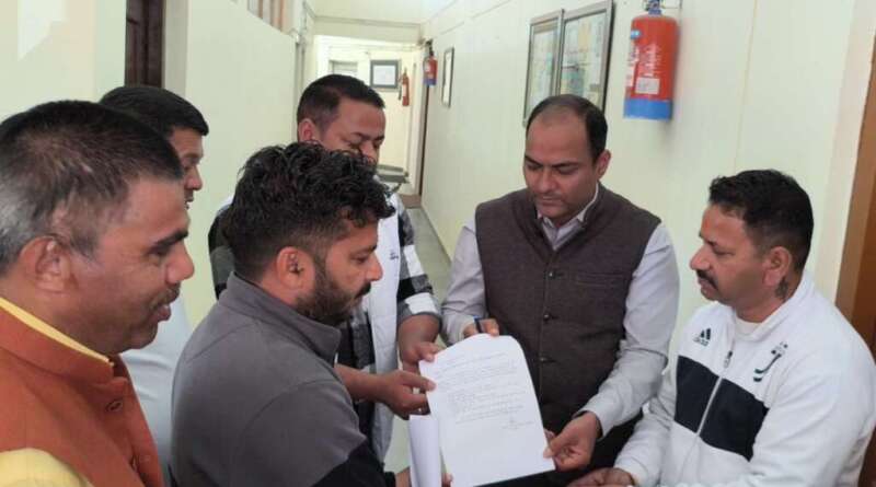 जिलाधिकारी को ज्ञापन सोंपते व्यापार मंडलपदाधिकारी जिलाधिकारी को ज्ञापन सोंपते व्यापार मंडलपदाधिकारी