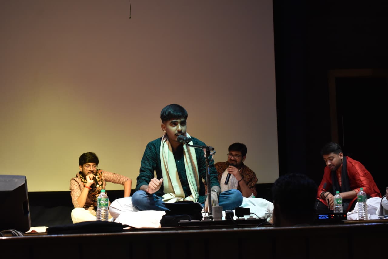 कार्यक्रम में शामिल मंच में छात्रगण