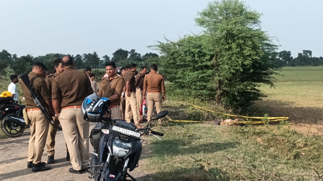 घटनास्थल पर जांच करती पुलिस