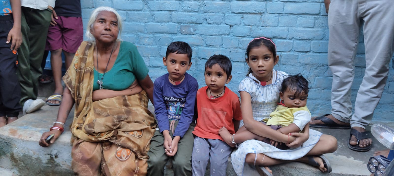 युवक की मौत से बदहवाश बैठे बच्चे युवक की मौत से बदहवाश बैठे बच्चे