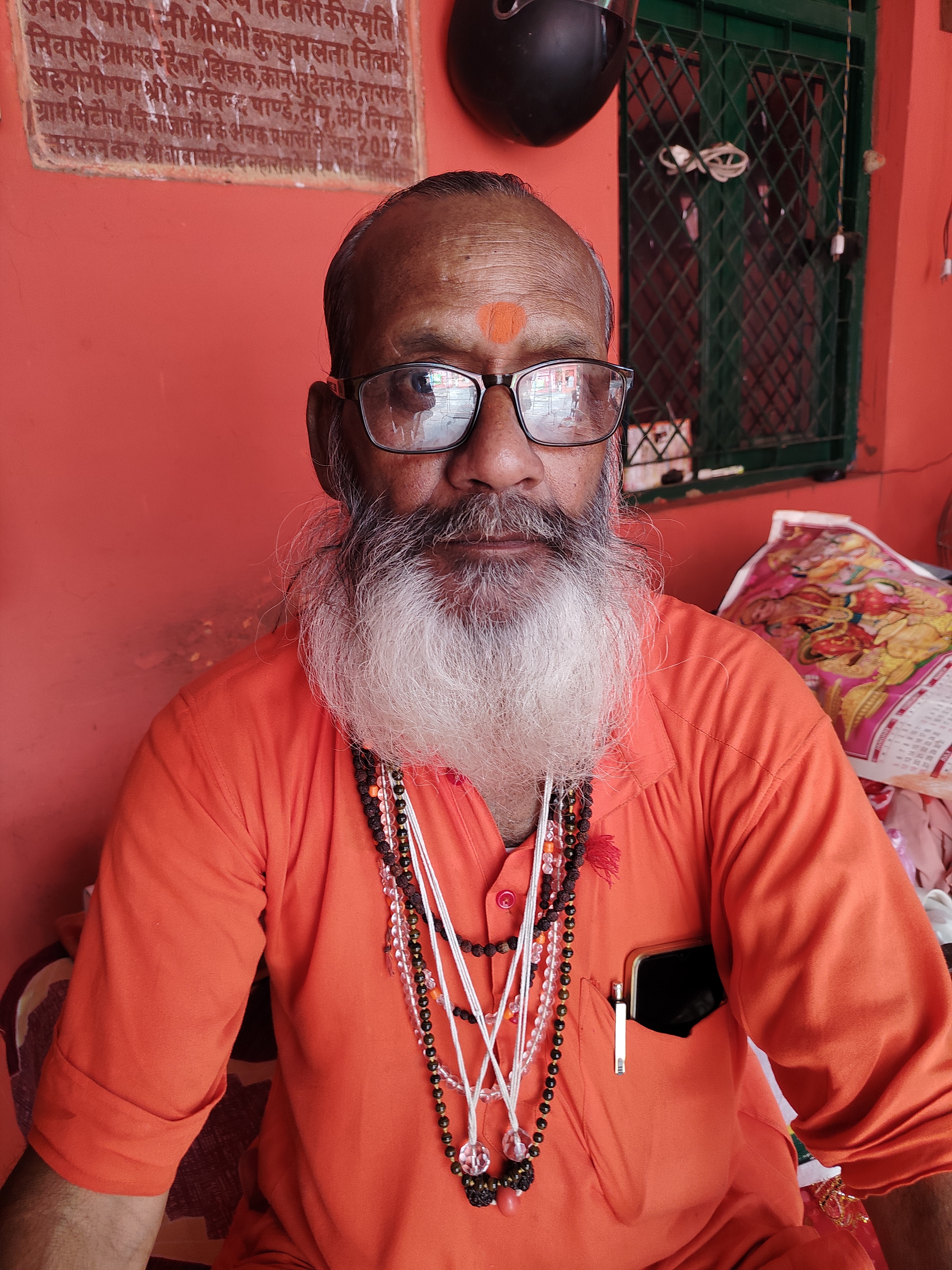 स्नान के बारे में जानकारी देते हुए मंदिर के महंत