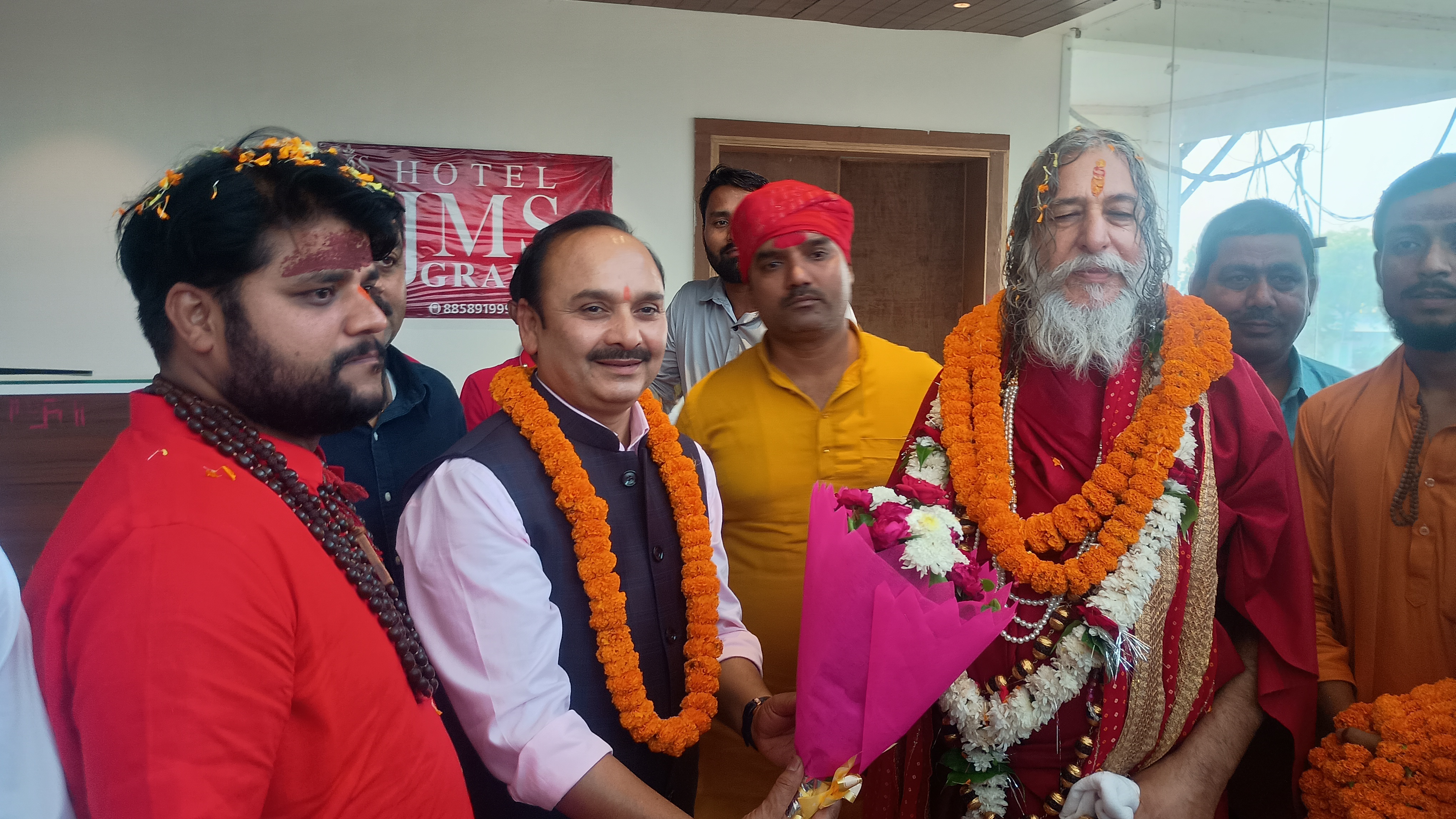 स्वामी विश्वात्मा नन्द जी महाराज का स्वागत करते हुए लोग स्वामी विश्वात्मा नन्द जी महाराज का स्वागत करते हुए लोग