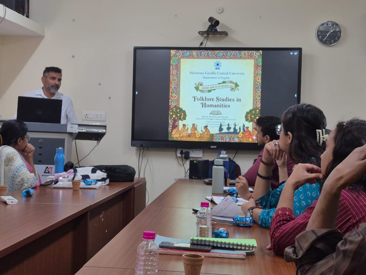 व्याख्यान में बोलते अतिथि व्याख्यान में बोलते अतिथि