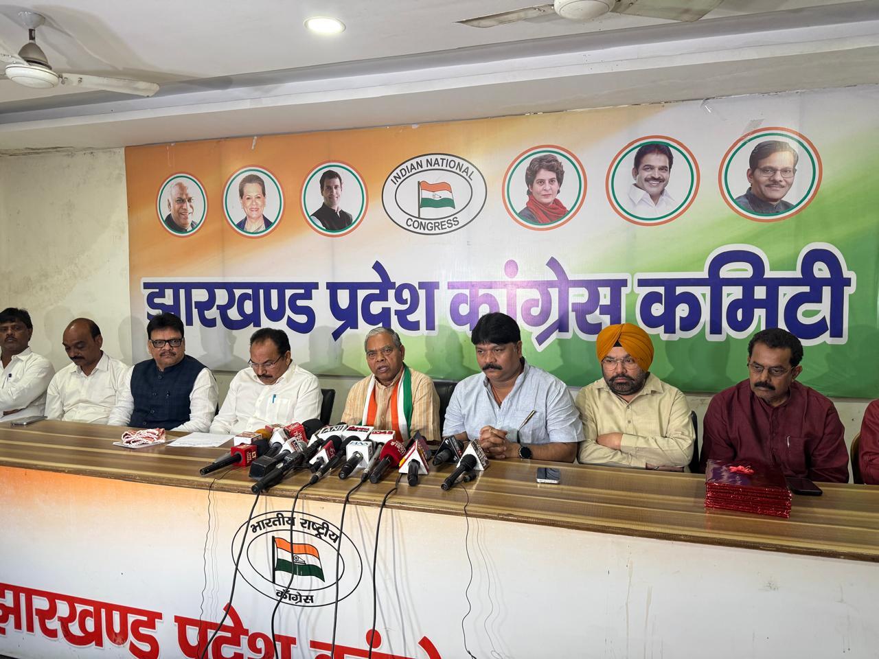 कांग्रेस की प्रेस वार्त्ता में मौजूद नेता कांग्रेस की प्रेस वार्त्ता में मौजूद नेता