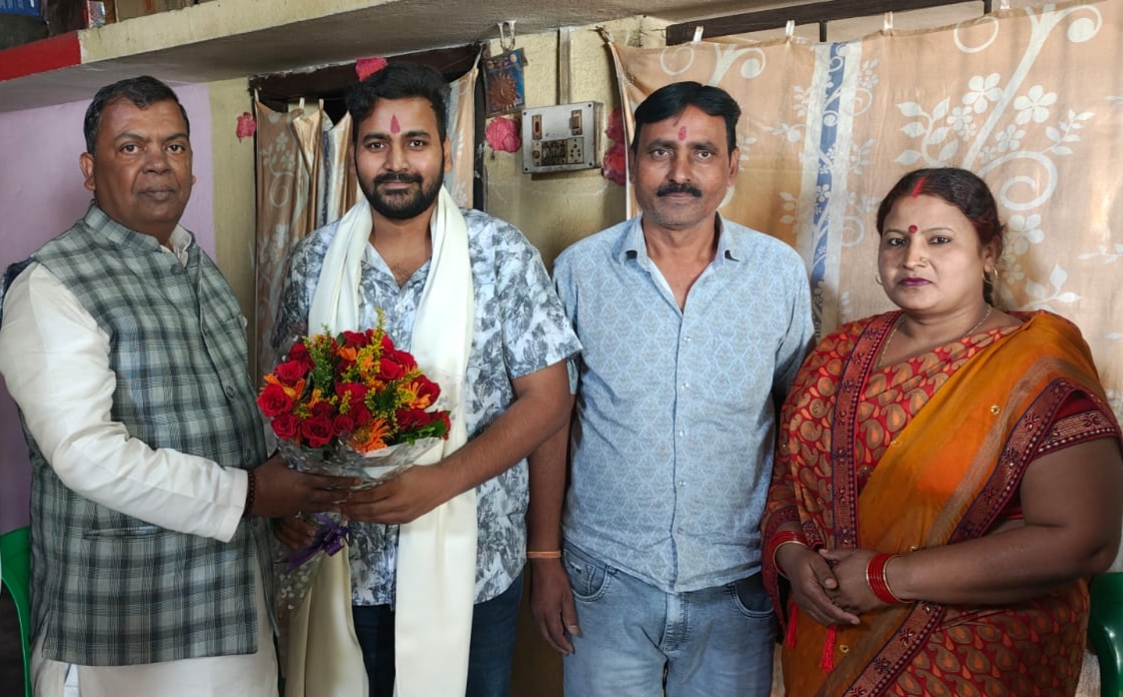 माता-पिता के साथ अभय और सांसद