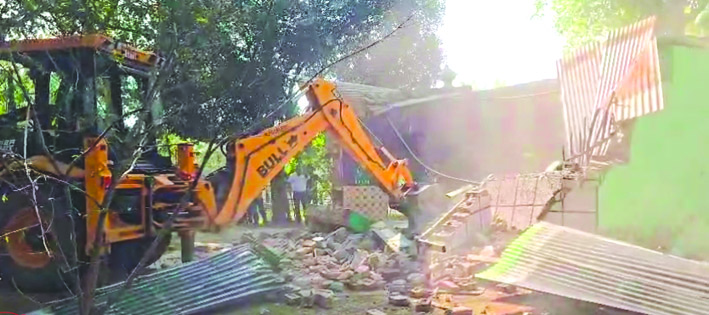 मजार ध्वस्त करते हुए मजार ध्वस्त करते हुए