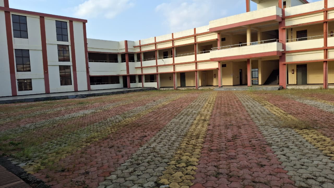 दमोह-माॅडल काॅलेज गंदगी दुर्दशा आखिर जिम्मेदार कौन दमोह-माॅडल काॅलेज गंदगी दुर्दशा आखिर जिम्मेदार कौन