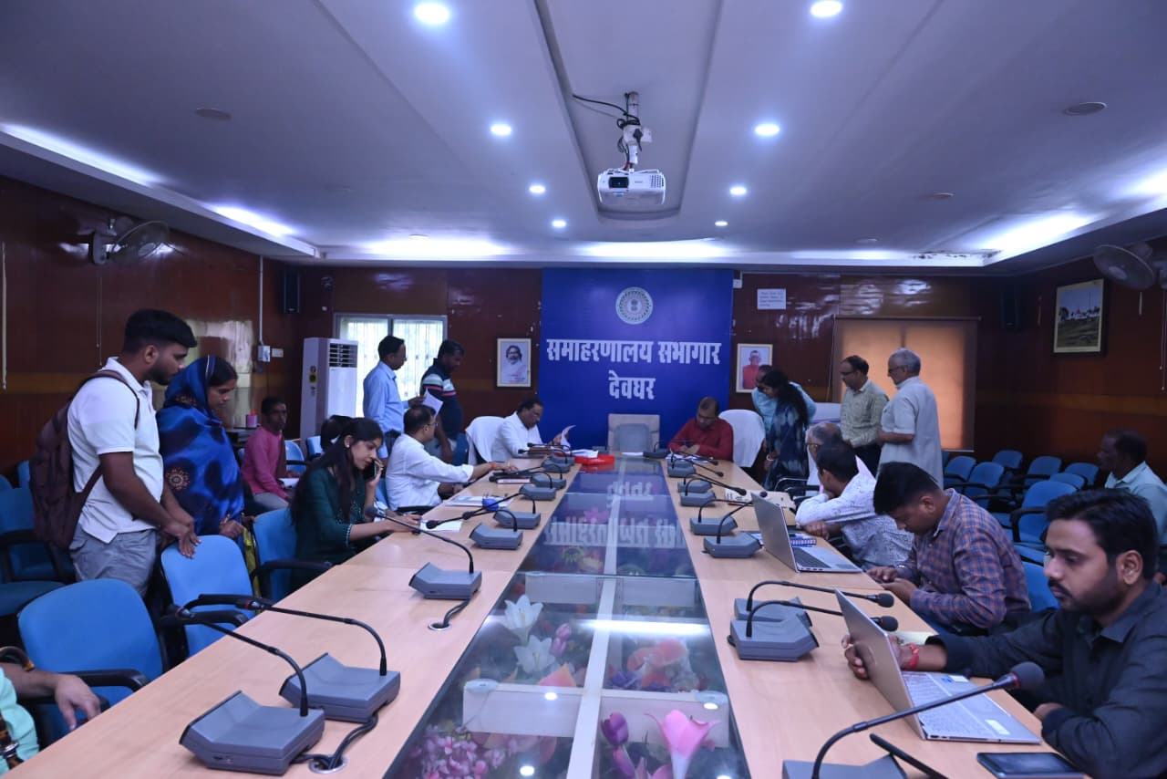 जनता दरबार में लोगों की समस्या सुनते अधिकारी जनता दरबार में लोगों की समस्या सुनते अधिकारी