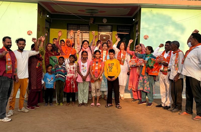 भाजपा महिला मोर्चा ने नगरोटा विधानसभा क्षेत्र के अम्भ घरोटा में घर-घर जाकर प्रचार अभियान तेज़ किया भाजपा महिला मोर्चा ने नगरोटा विधानसभा क्षेत्र के अम्भ घरोटा में घर-घर जाकर प्रचार अभियान तेज़ किया