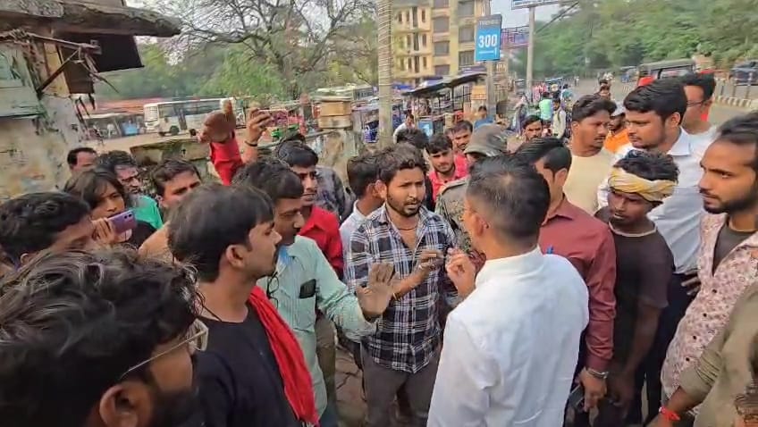 जेसीबी से अतिक्रमण मुक्त कराती प्रशासन जेसीबी से अतिक्रमण मुक्त कराती प्रशासन