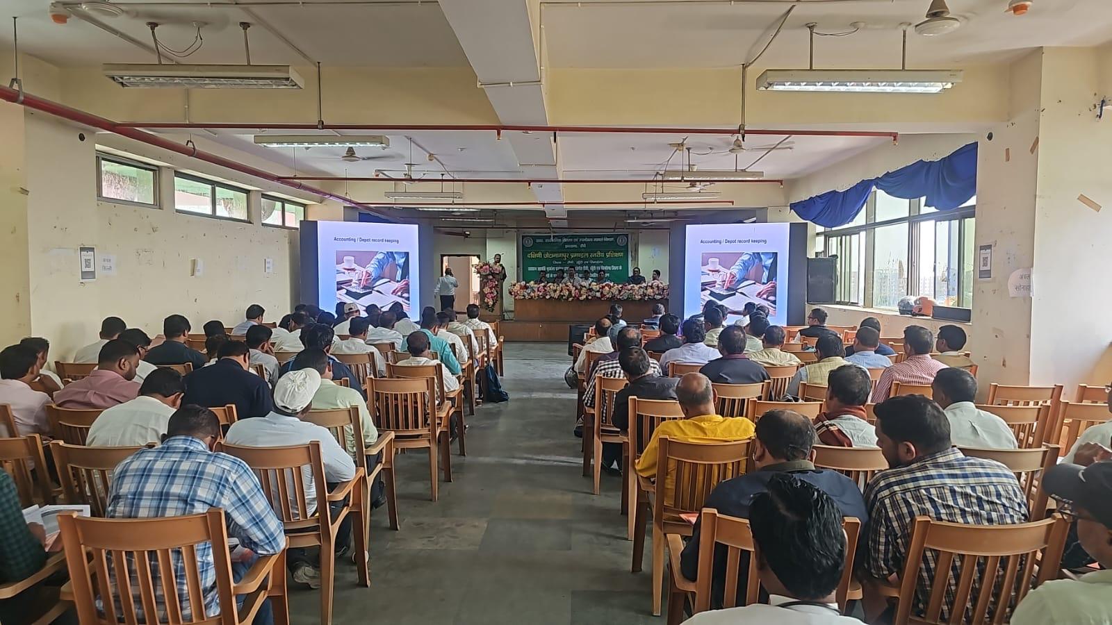 प्रशिक्षण कार्यक्रम में जुटे पदाधिकारी कर्मचारियों की तस्वीर प्रशिक्षण कार्यक्रम में जुटे पदाधिकारी कर्मचारियों की तस्वीर