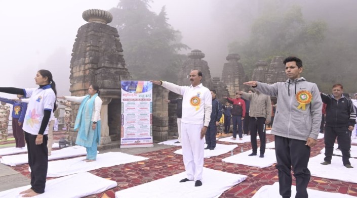 कटारमल सूर्य मंदिर परिसर में योग करते सांसद टम्टा व अन्य कटारमल सूर्य मंदिर परिसर में योग करते सांसद टम्टा व अन्य