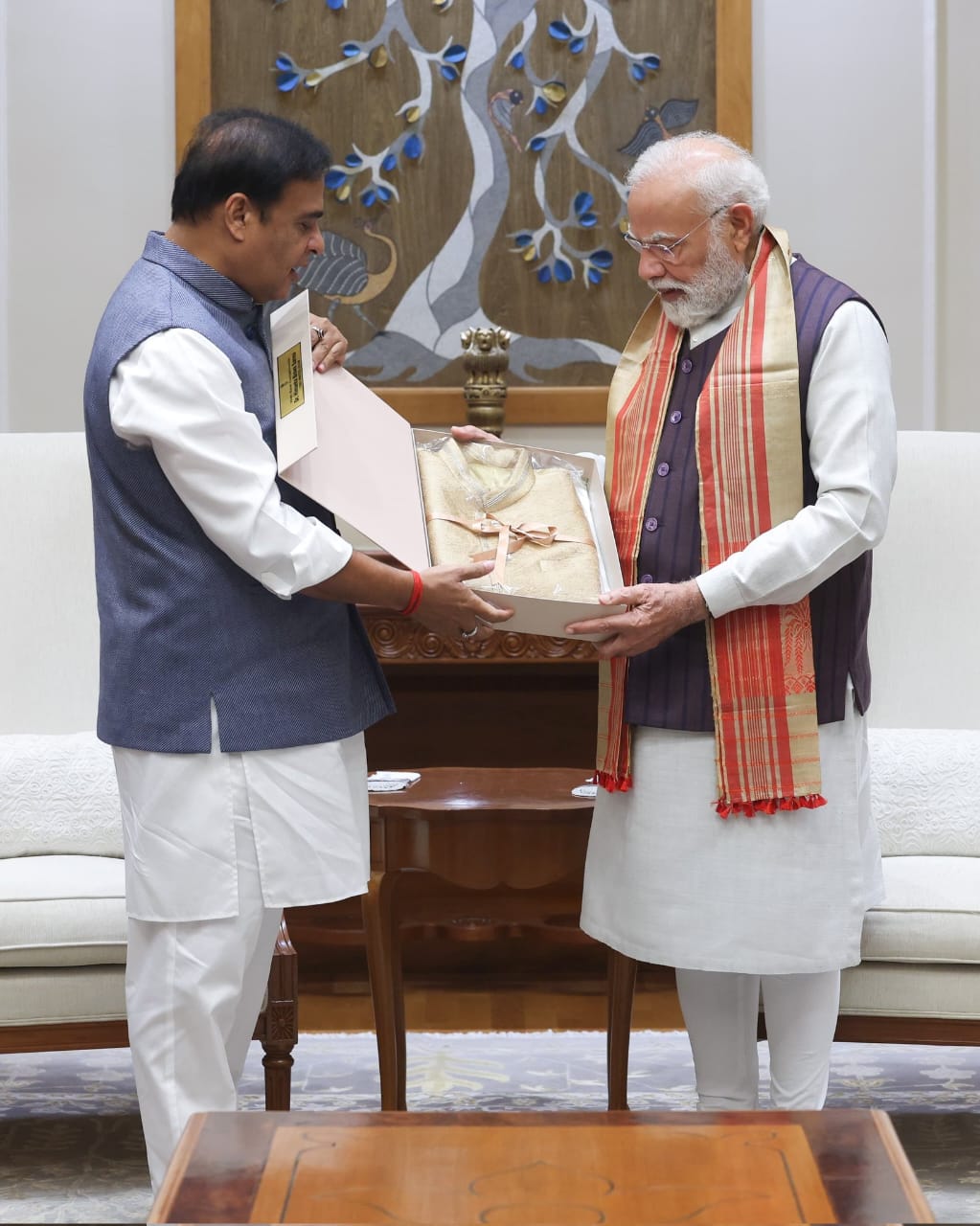 प्रधानमंत्री नरेन्द्र मोदी से मुलाकात करते हुए असम के मुख्यमंत्री डॉ हिमंत बिस्व सरमा।