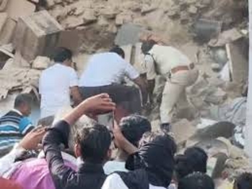तीन मंजिला पुरानी इमारत ढही तीन मंजिला पुरानी इमारत ढही