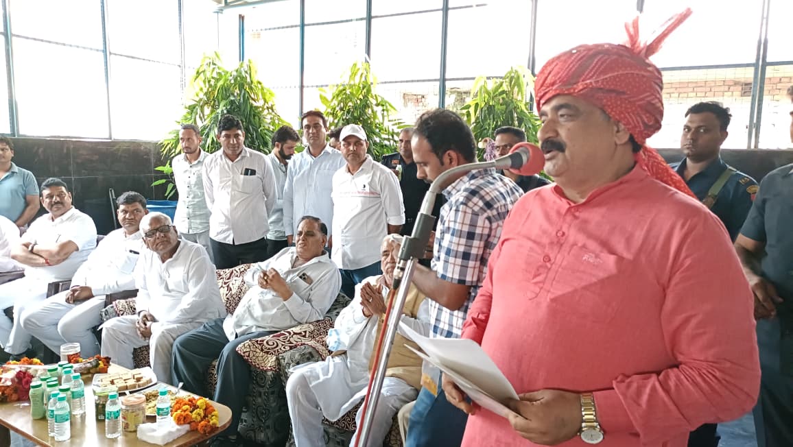 ग्रामीणों को संबोधित करते हुए डिप्टी स्पीकर।