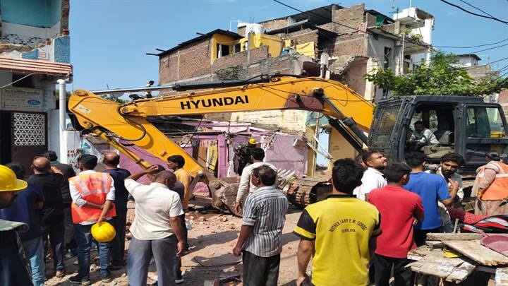 इंदौरः नगर निगम की रिमूवल की करवाई इंदौरः नगर निगम की रिमूवल की करवाई