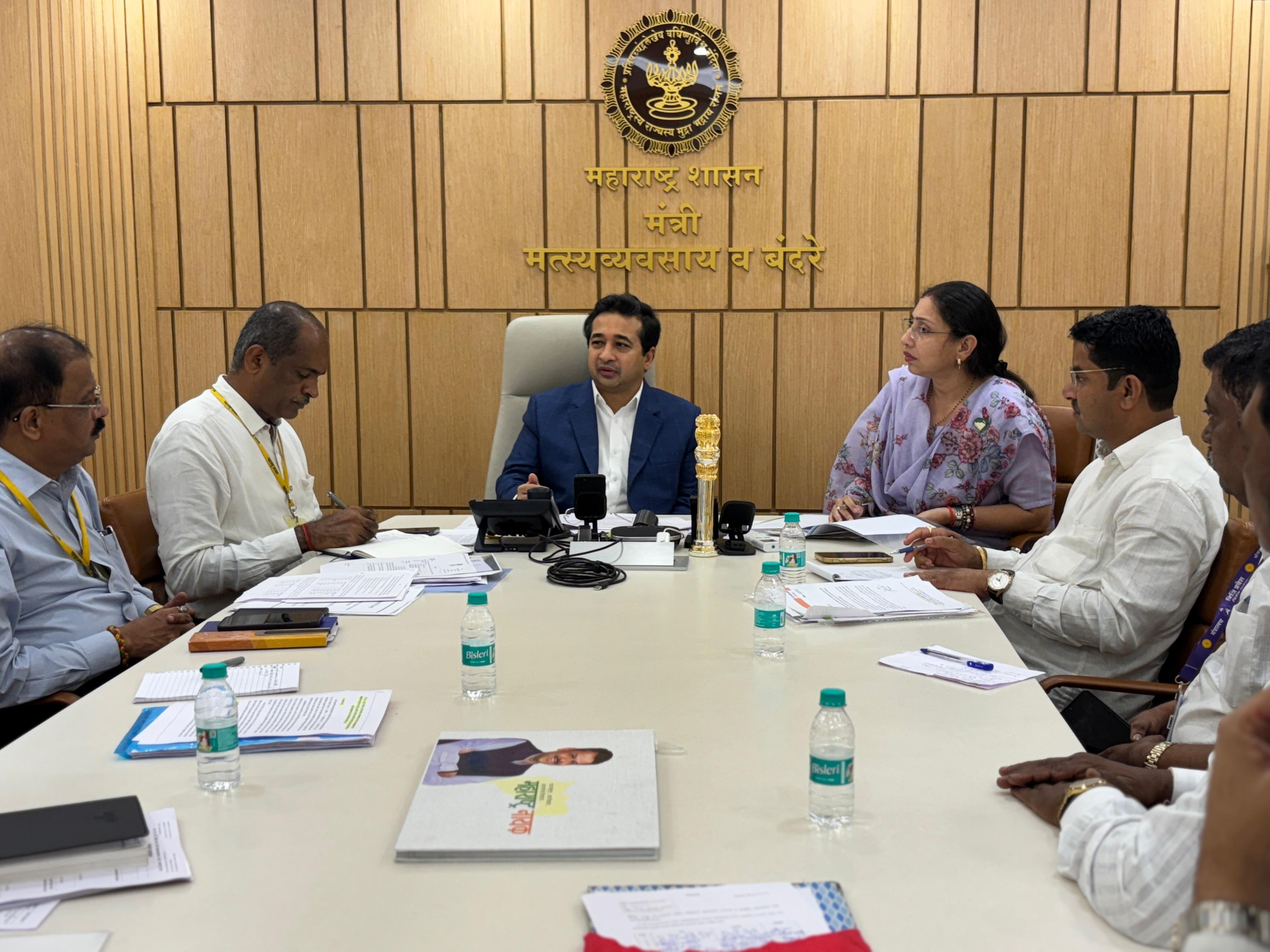 मंत्री राणे के साथ विधायक स्नेहा दुबे-पंडित।