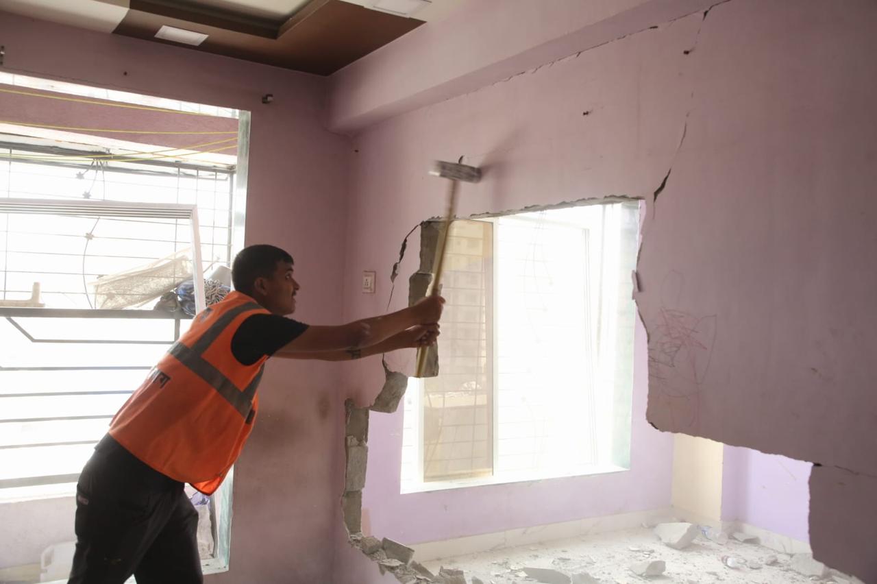 5 building wear Evacuated to demolish illegal construction