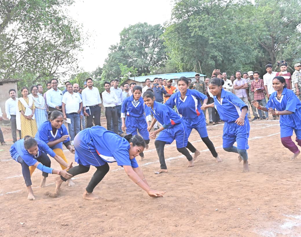 ग्राम बुडरा में खेलते हुए खिलाड़ी। ग्राम बुडरा में खेलते हुए खिलाड़ी।
