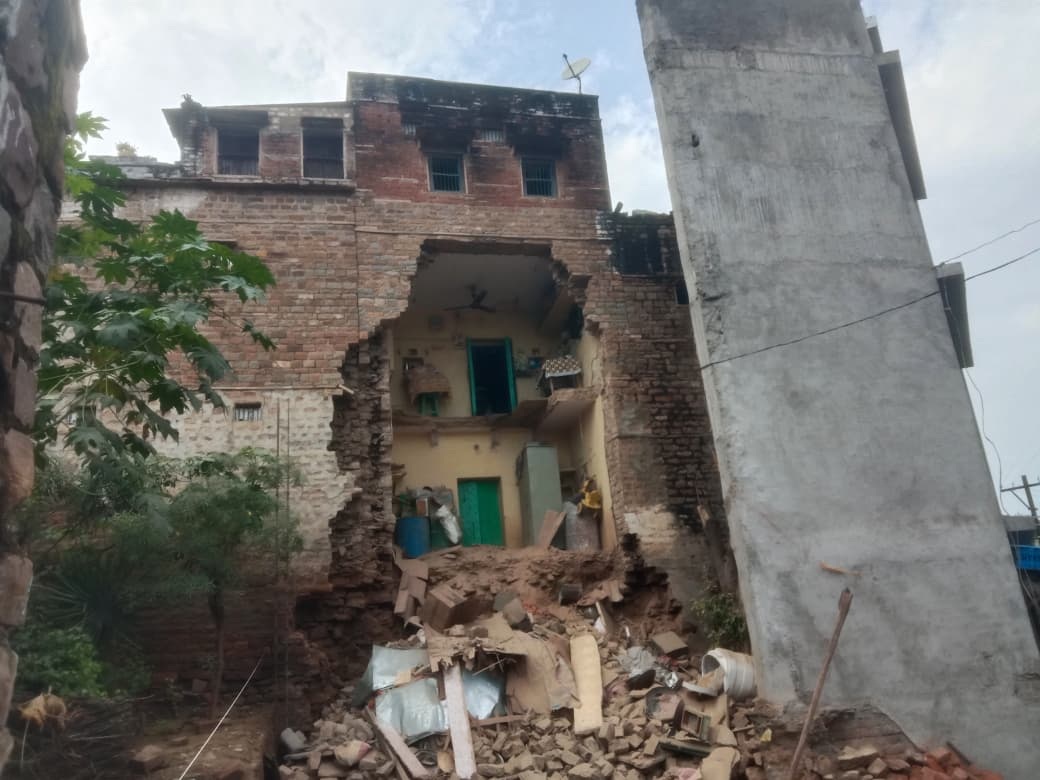 विजयपुर में जमीदोज हुआ भवन, अस्पताल में भर्ती घायल महिला। विजयपुर में जमीदोज हुआ भवन, अस्पताल में भर्ती घायल महिला।