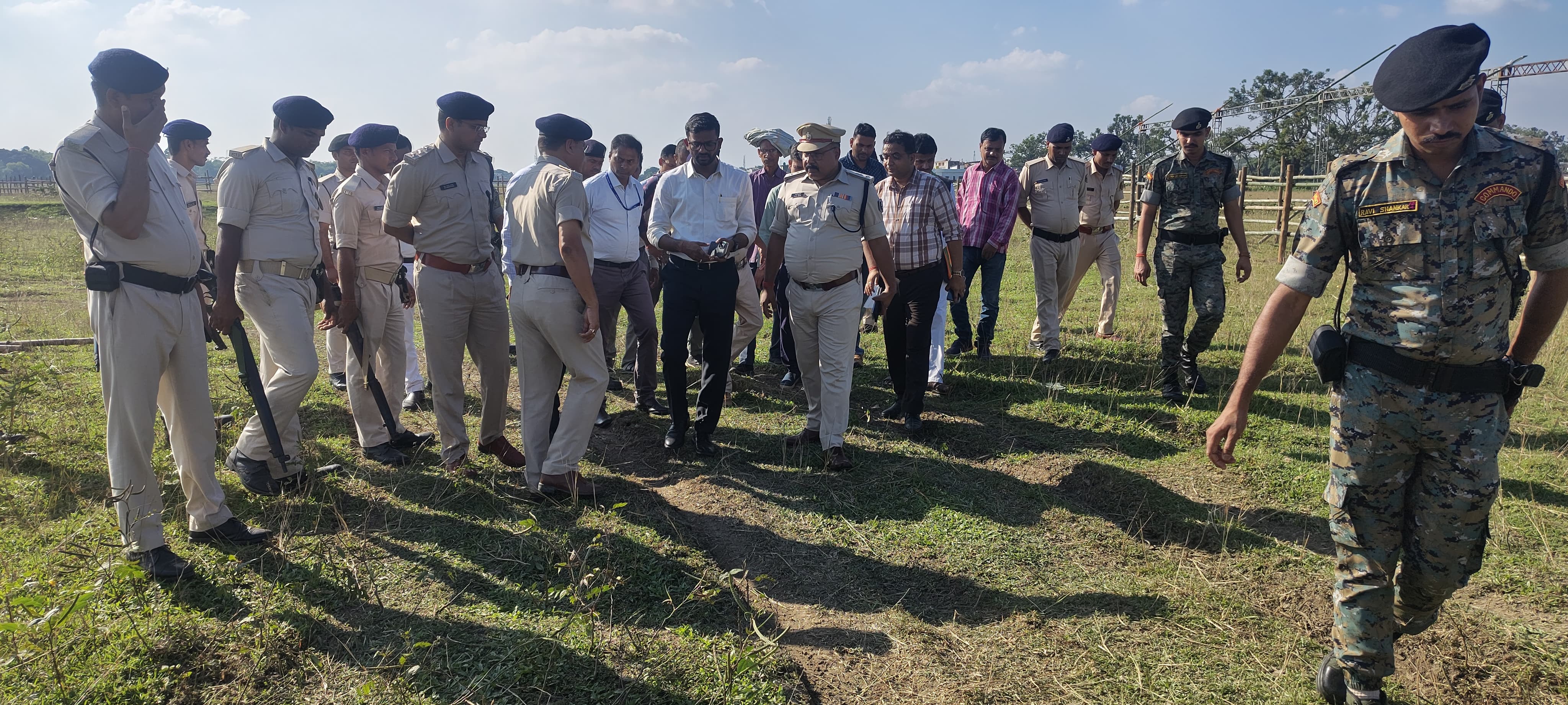 अररिया फोटो:डीएम एसपी निरीक्षण करते अररिया फोटो:डीएम एसपी निरीक्षण करते