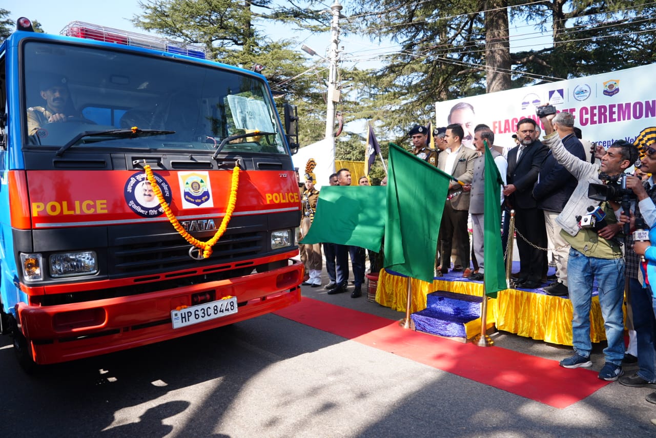 सीएम वाहनों को रवाना करते हुए सीएम वाहनों को रवाना करते हुए