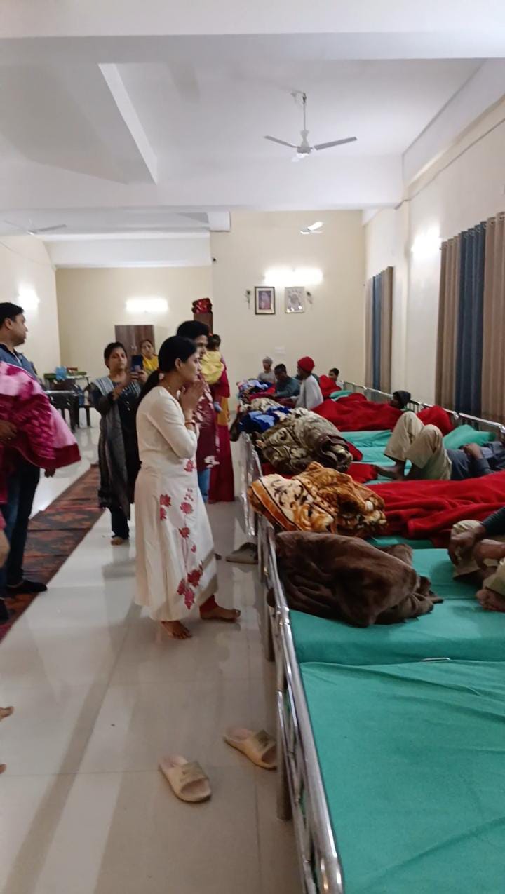 कंबल वितरण करते संताेष देवी पाेददार समेत अन्‍य