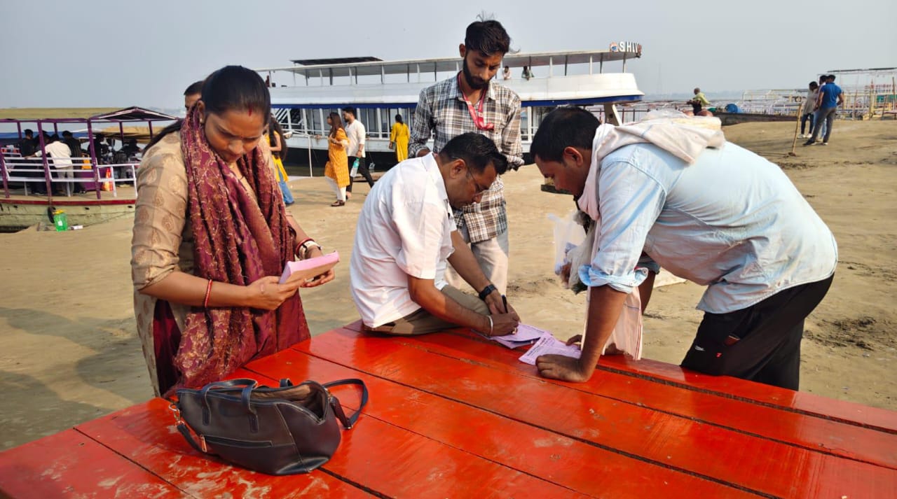 जुर्माना लगाते नगर निगम के अफसर