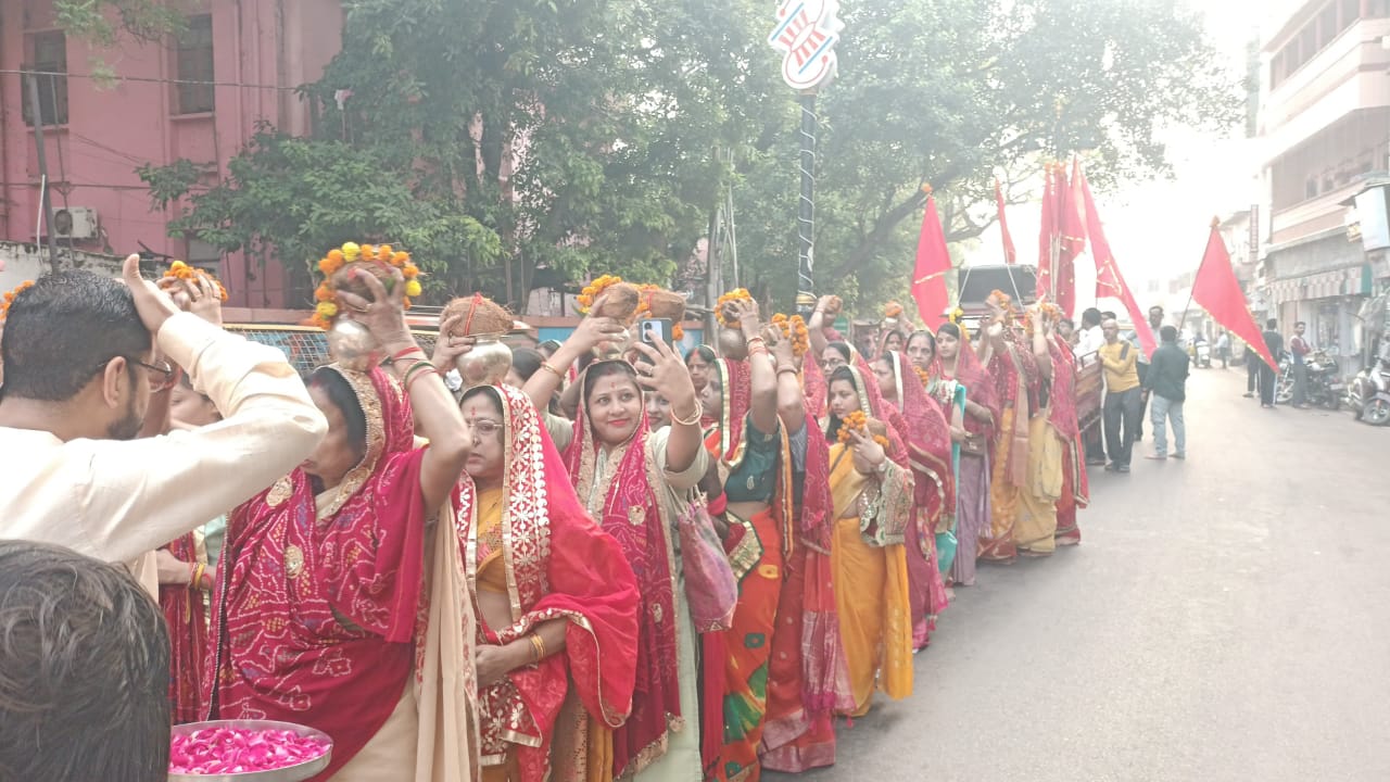 राणीसती दादी मंदिर से मंगल कलश व ध्वज प्रभात फेरी निकालती महिलाएं.